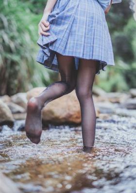 伸进女同桌乳沟里摸爽了小说_1080日本电影免费